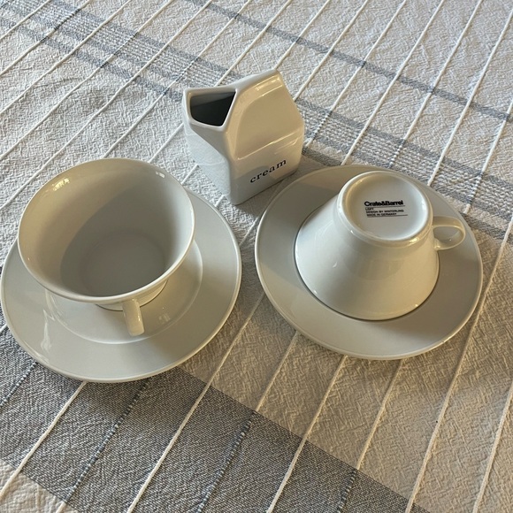 Crate&Barrel Loft White porcelain Cappuccino 4 piece set 2 cups, 2 saucers - Picture 4 of 9